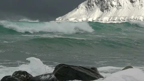 Surf Wave in the Winter Gulf. Slow Motion 動画素材 106464517