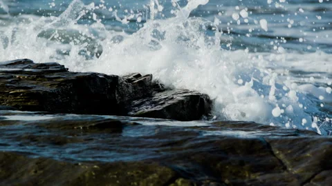 Surf Waves break on Rocks in Super Slow-motion. Vídeo Stock 249843982