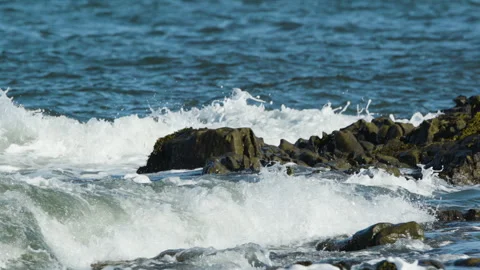 Surf Waves break on Rocks in Super Slow-motion. Vídeo Stock 249890843