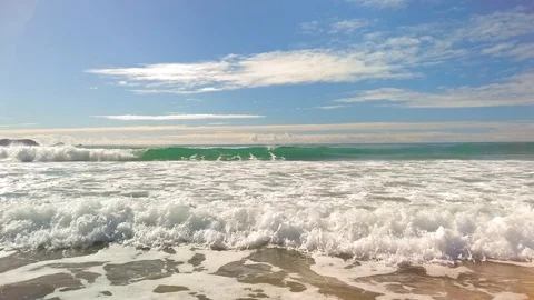 Surf Waves Breaking Onto tropical Beach in Slow Motion Stock-Footage 109094161