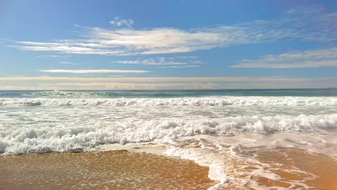 Surf Waves Breaking Onto tropical Beach in Slow Motion 스톡 동영상 109181446