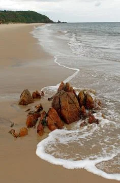 Surf waves dash on rock at beach, Village Bhogwe, Konkan, District Sindhudu.. Foto stock