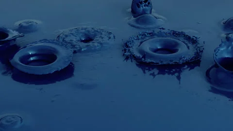 Surface of a boiling blue liquid. blue liquid making bubbles 库存影片 333337845