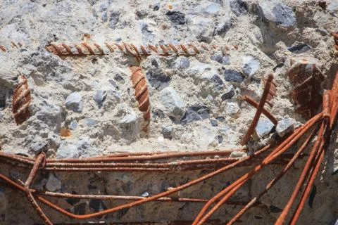 Surface of concrete cracks visible rust on the steel surface. 스톡 사진