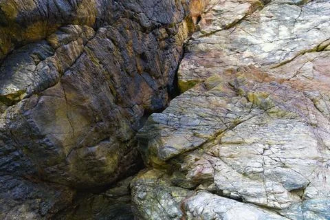 Surface of contrasting coloured rocks on Lizard Point cliffs. Foto stock
