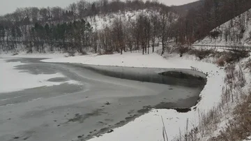 The surface of the frozen lake Vídeo Stock 85743652