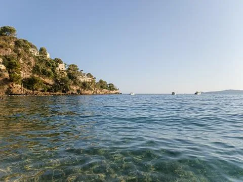Surface-level view of rippling clear sea water in Cap d'Ail Stockfoto's