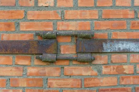 The surface is made of old red brick. A wall of old historical buildings made Foto stock