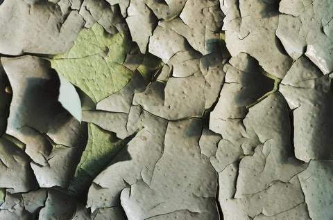 A surface with an old cracked paint splitting large pieces Foto stock