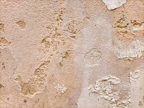 The surface of an old dilapidated wall with peeling off plaster in beige and Stock-Fotos