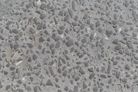 The surface of the pavement laid small different smooth stones. Foto stock