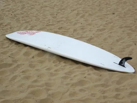 Surfboard On Beach Sand Stock-Fotos