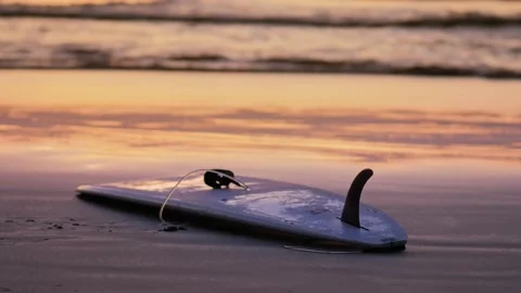 Surfboard on a deserted beach Vídeo Stock 140217024