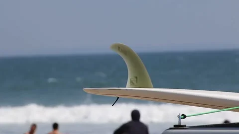 Surfboard in focus, waves in the background Vídeos de archivo 166674677