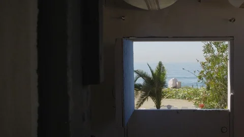 Surfboard shed window with an ocean view Vídeo Stock 118532954