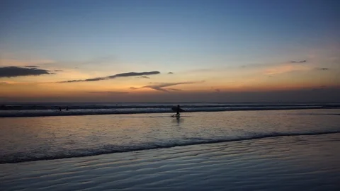 Surfer and ocean waves 스톡 동영상 110733413