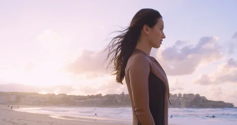 Surfer at the beach at sunrise Vídeo Stock 102148670