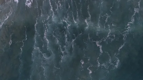 Surfer in big waves on ocean 스톡 동영상 121878767