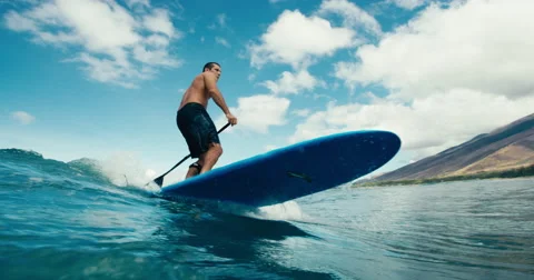 Surfer on blue ocean wave stand up paddle boarding Vidéo 64650545