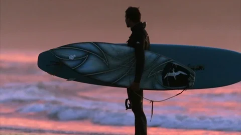 Surfer carrying two surfboards. 스톡 동영상 88406168
