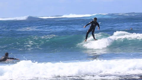 Surfer Catches Ocean Wave on longboard 스톡 동영상 128655287