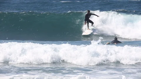 Surfer Catches Ocean Wave on longboard 스톡 동영상 128655308