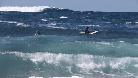 Surfer Catches Ocean Wave on longboard 스톡 동영상 128655342