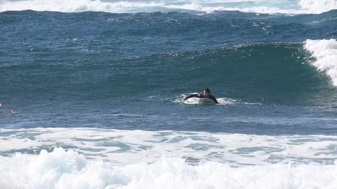 Surfer Catches Ocean Wave on longboard Vídeo Stock 128655428