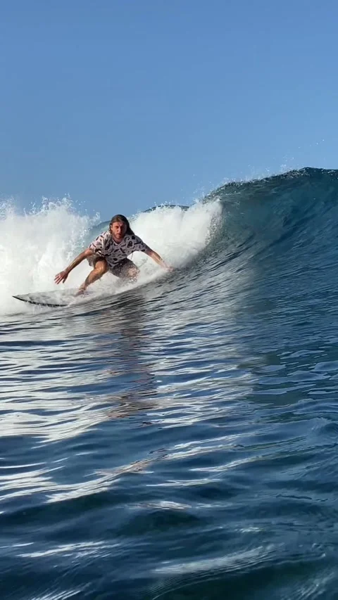 Surfer catching a blue wave.Vertical video 库存影片 300750283