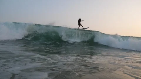 Surfer catching incredible wave 스톡 동영상 274890029