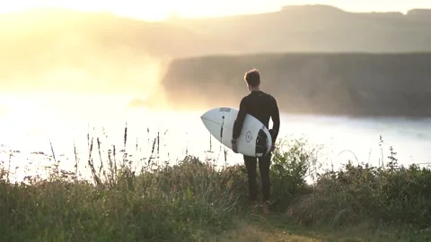 Surfer checking waves in sunrise 스톡 동영상 274891573