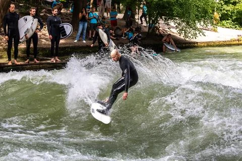 Surfer in the city river called Eisbach at Munich, Germany Fotos de archivo