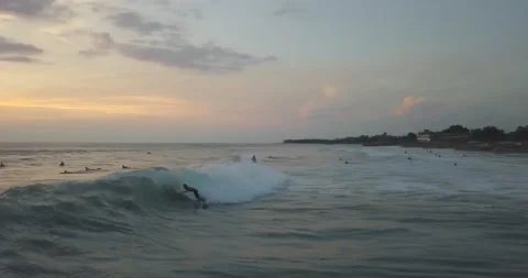 Surfer cool wave riding Stockbeeldmateriaal 131817286