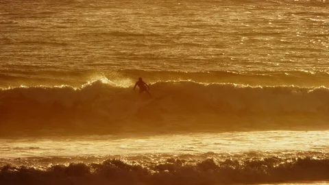 Surfer does an air out of a wave at sunset Vídeo Stock 119187139