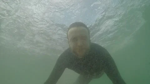 A surfer duck diving in Slow motion Video stock 43161736