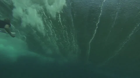 SURFER DUCKDIVE 库存影片 32273721