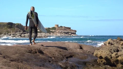 Surfer gettin in the water Video stock 94558234