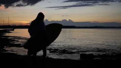 Surfer girl at sunset 動画素材 82806946