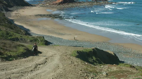 Surfer leaving the beach Vídeo Stock 46977834