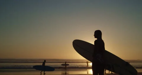Surfer looks at waves at sunset at the end of the day 스톡 동영상 138338498