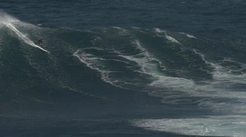 SURFER ON MASSIVE WAVES 库存影片 33448296