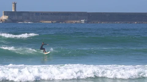 Surfer in Matosinhos Stockbeeldmateriaal 128724562