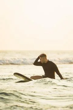 Surfer in the middle of the ocean with hand on head Stock Photos
