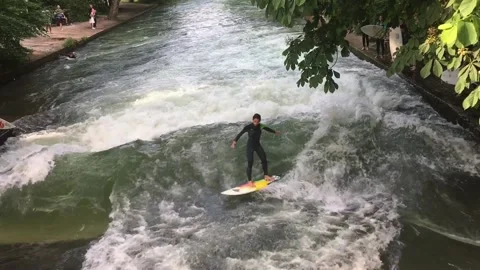A surfer in Munich  Stock-Footage 140768057
