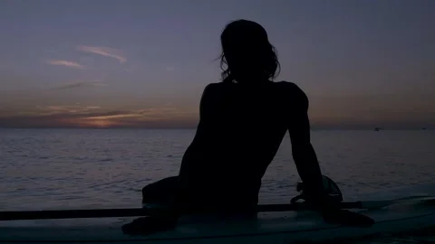 Surfer on the ocean 動画素材 138667353