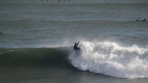A surfer on the Pacific Ocean. Vídeos de archivo 303322772