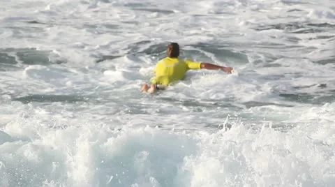 Surfer paddling heading out 스톡 동영상 14808967