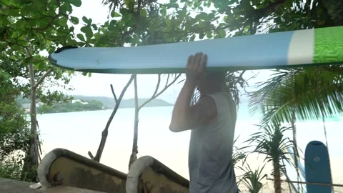 Surfer preparing surf board and walking to the beach 動画素材 212793336