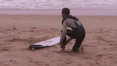 Surfer preparing to surf in Sydney, Australia Видео 76002439