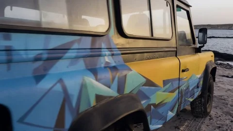 Surfer removing surfboard from the jeep Stock Footage 71830004